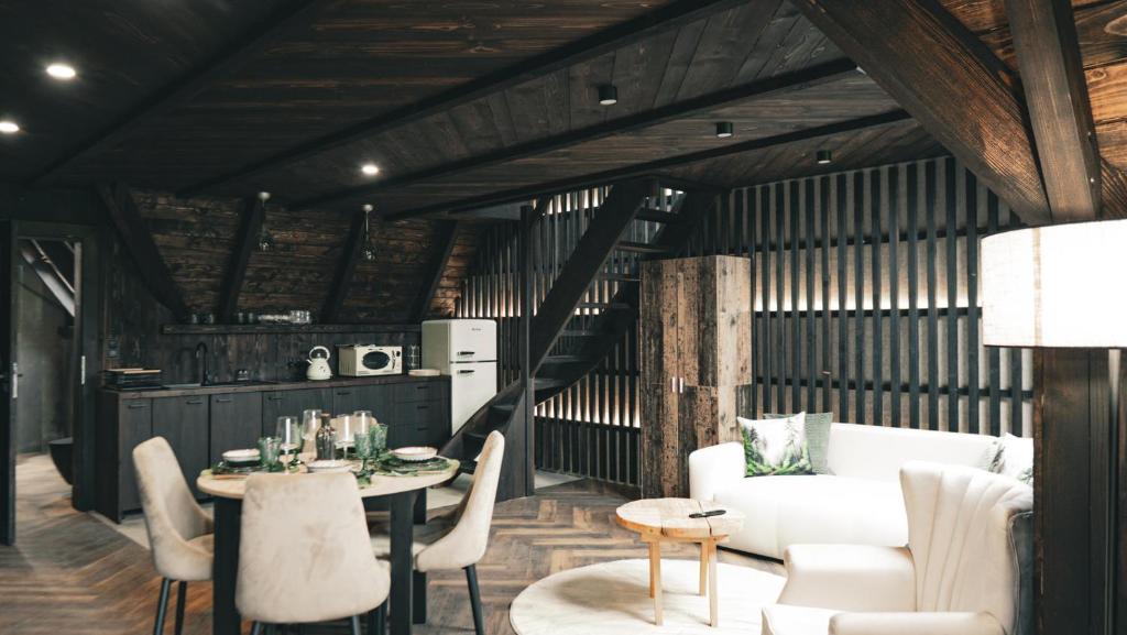 Highland Apartments Pod Gubałówką的帶陽台的山景一臥室公寓